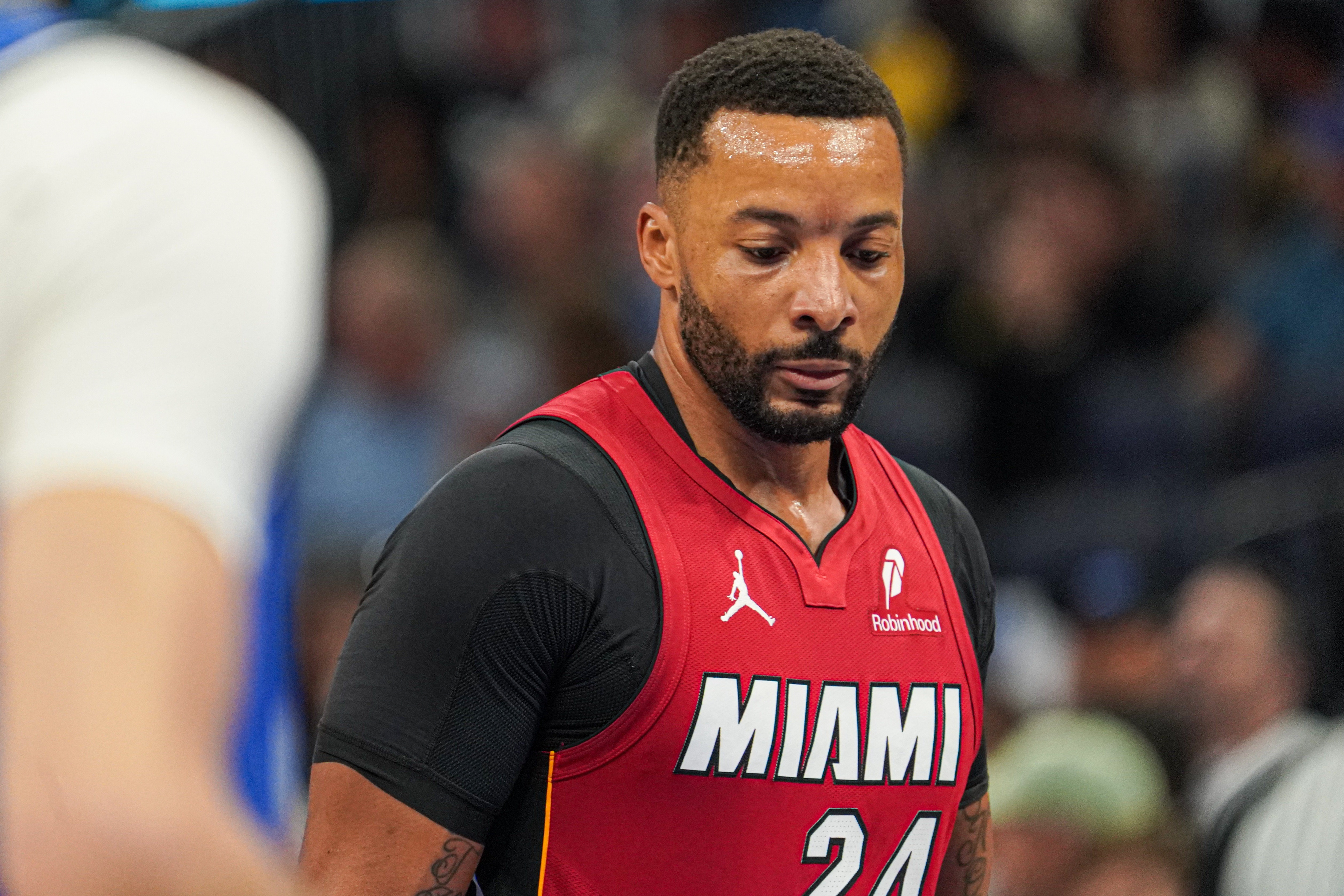 PP电子官方-有冷凝水导致比赛延期！鲍威尔：活久见 等待重新上场时也很煎熬