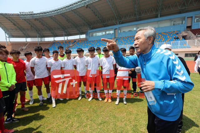 1668087775521029311.jpg 去年7月出发之前在青岛集训期间,前国足主帅戚务生看望小球员们.jpg