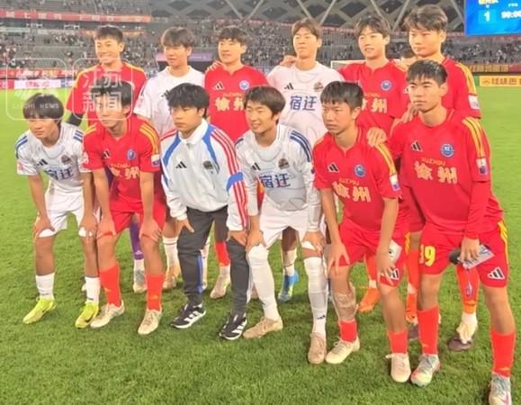 pp电子-徐州vs宿迁赛后,江苏常晋球员合影,苗润东、张桐瑞交换球衣